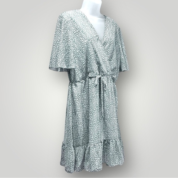 Dresses & Skirts - Kirundo Sage/White Midi V-Neck Dress